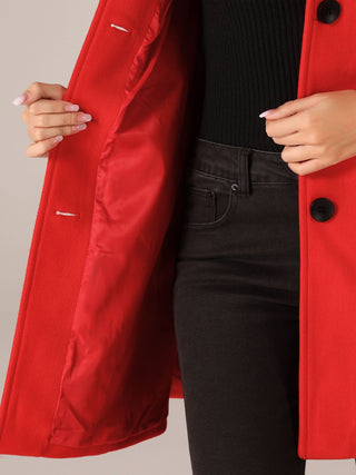 Trench Aveline rouge, col ouvert, patte boutonnée et poche sur le devant