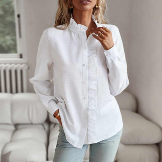 Chemise casual blanche à manches longues, col montant boutonné et volants décoratifs.