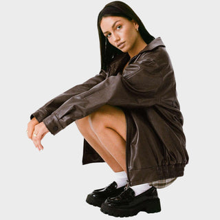 Veste en cuir marron oversized, col montant, zippée, manches bouffantes et poignets élastiques