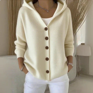 Cardigan en tricot beige à capuche, boutons marron, finitions côtelées au bas et aux manches.