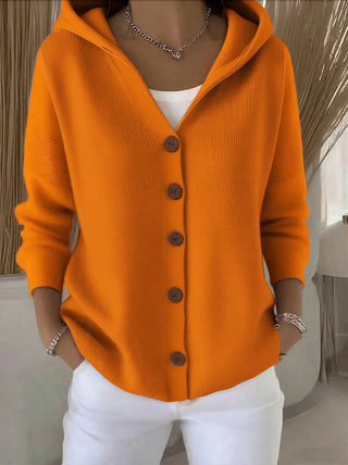 Cardigan en tricot orange à capuche, boutonnage avant, boutons effet bois, manches 3/4.