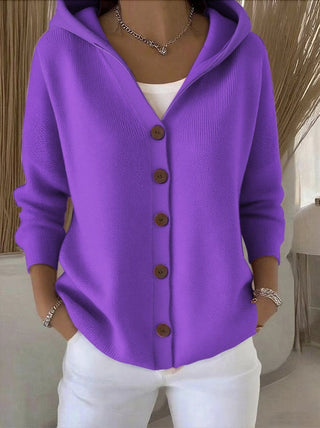 Cardigan en tricot violet à capuche, patte de boutonnage avec boutons marron, manches 3/4.