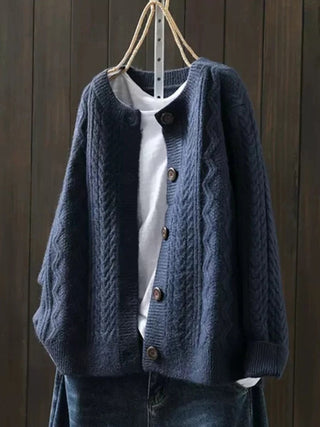 Cardigan en tricot bleu marine à gros maillons, fermeture boutonnée sur le devant