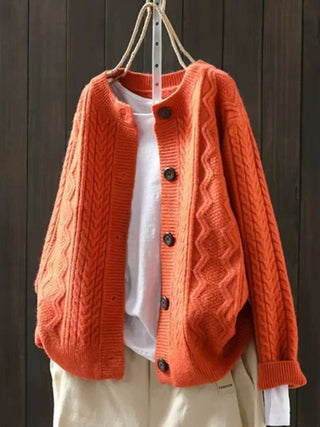 Cardigan en tricot orange à gros maillons, boutons sur le devant et poignets côtelés