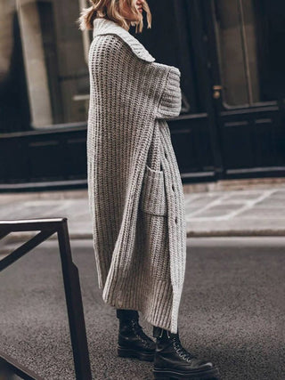 Cardigan long oversize gris en tricot côtelé, vue de dos, col à revers, ample