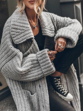 Cardigan long gris oversize en tricot côtelé, col à revers, manches et poignets côtelés