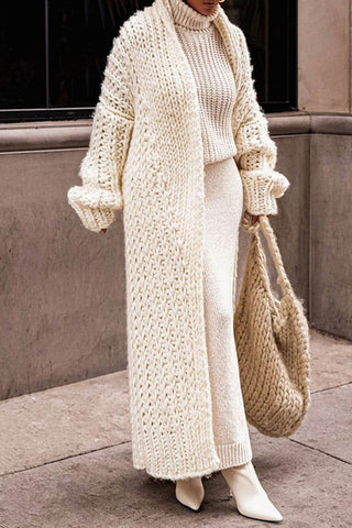 Cardigan long en tricot épais beige, manches ouvertes et col haut, femme