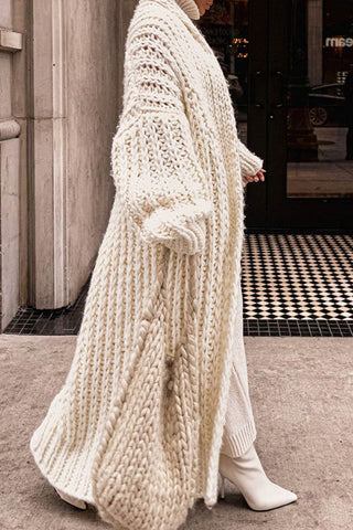 Cardigan long en tricot épais beige, maille texturée et manches ouvertes, femme