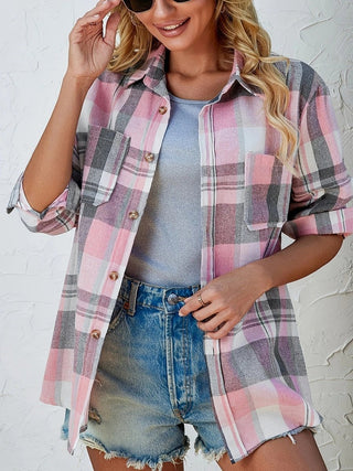Chemise à carreaux rose et gris, poches plaquées, poignets boutonnés, portée sur jean
