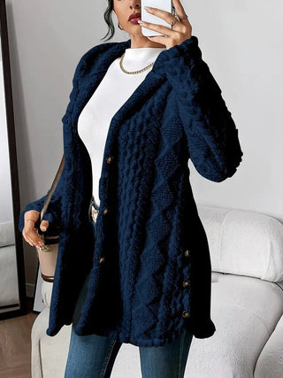 Cardigan long en peluche bleu marine à capuche, texture bouclée, fermeture boutonnée