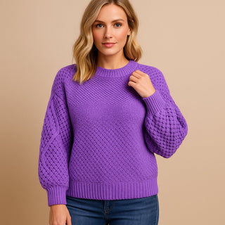 Pull en maille violet texturé, col rond, manches longues, pour femme.