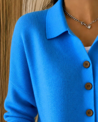 Cardigan en tricot bleu, col polo et boutons, vue rapprochée.