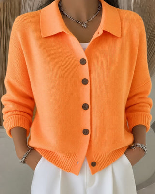 Cardigan en tricot orange à col polo, boutons ronds, poignets côtelés.