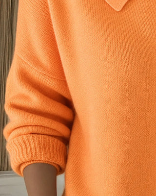Cardigan en tricot orange, texture maille fine et poignets côtelés.