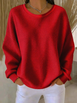 Pull long femme en tricot gaufré rouge, manches longues, col rond.