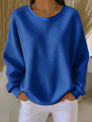 Pull long femme en tricot gaufré bleu, manches longues, col rond.