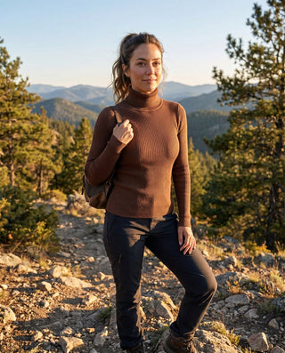 Pull léger en maille côtelée à col roulé, couleur marron, coupe ajustée, manches longues.