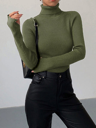 Pull léger en maille côtelée à col roulé, couleur vert, coupe ajustée, manches longues.