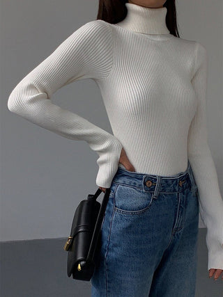 Pull léger en maille côtelée à col roulé, couleur blanc cassé, manches longues, ajusté.